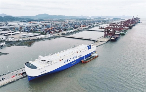 吉利“吉速榮耀”號滾裝船在寧波舟山港命名并首航